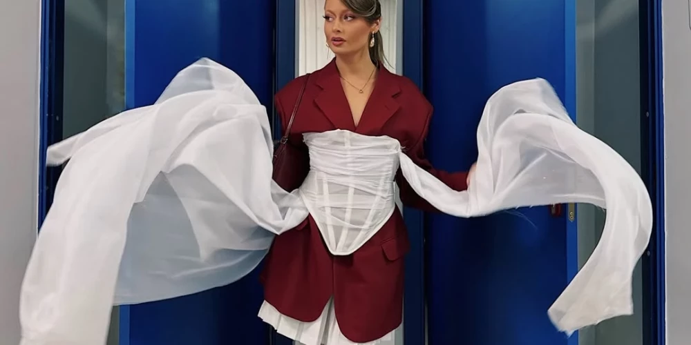 Nansija atklāj, ka baltā korsete ir no viņas "Supernovas" skatuves tērpa.