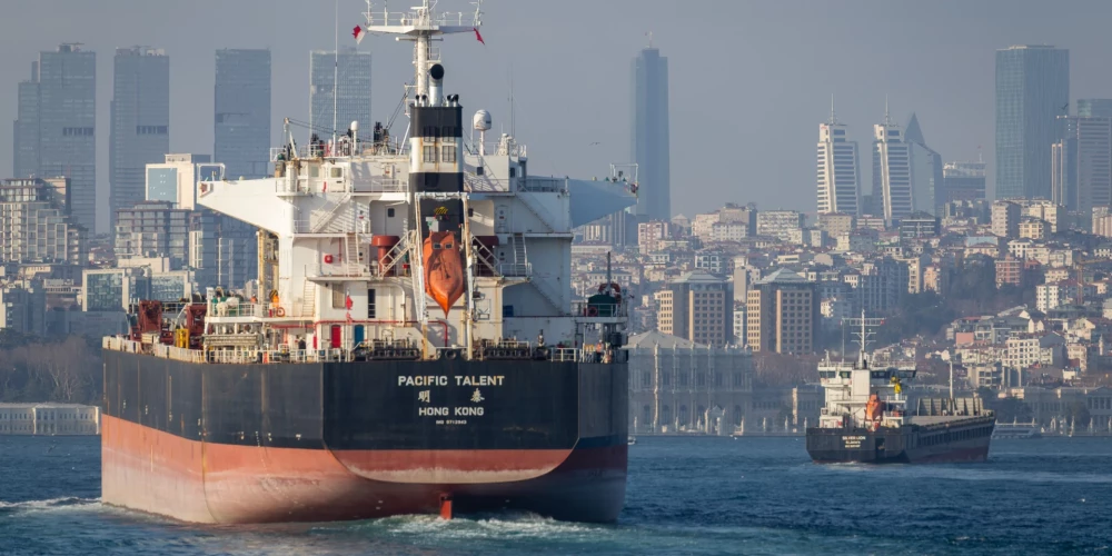 Kuģu satiksme turpinās caur Bosfora jūras šaurumu.