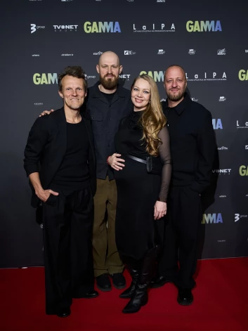 Undīne "Gammas" ceremonijā kopā ar grupas biedriem no "The Sound Poets".