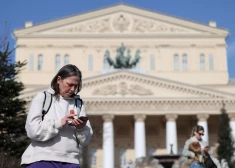Drošības pasākums? Maskavieši saņem ziņu, ka tiks ietekmēta mobilā interneta darbība