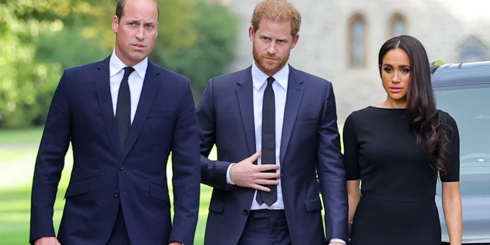 Princis Viljams ar jaunāko brāli princi Hariju un viņa sievu Saseksas hercogieni Meganu Mārklu 2022. gada septembrī Vindzorā pēc karalienes Elizabetes II nāves.