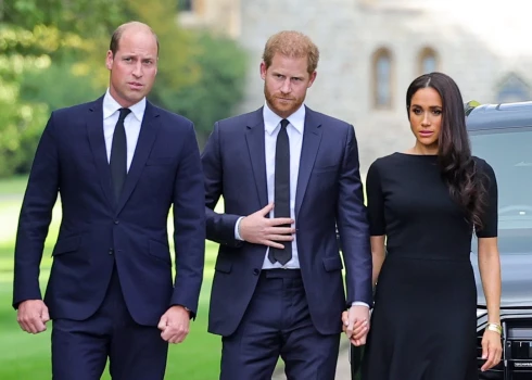 Princis Viljams ar jaunāko brāli princi Hariju un viņa sievu Saseksas hercogieni Meganu Mārklu 2022. gada septembrī Vindzorā pēc karalienes Elizabetes II nāves.