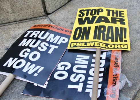 28. februārī Ņujorkā notika protests pret ASV iesākto karu pret Irānu. Uz plakātiem rakstīts: "Trampam ir jāiet tagad!" un "Apstādiniet karu!".