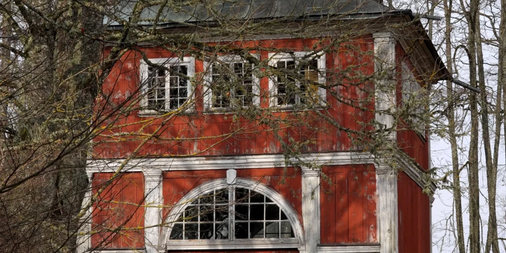 Унгурмуйжу называют жемчужиной, потому что это единственный в Латвии деревянный усадебный ансамбль в стиле барокко с роскошными настенными росписями в интерьере.