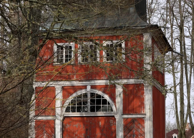 Унгурмуйжу называют жемчужиной, потому что это единственный в Латвии деревянный усадебный ансамбль в стиле барокко с роскошными настенными росписями в интерьере.