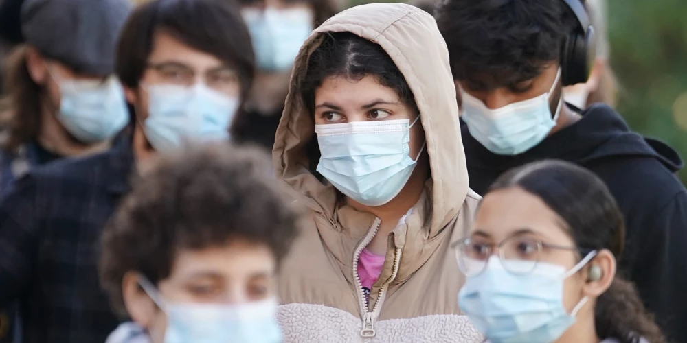 Kentas universitātes studenti gaida rindā pēc vakcīnas pret meningītu. 