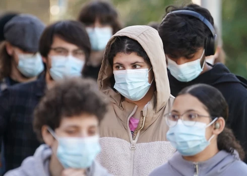 Kentas universitātes studenti gaida rindā pēc vakcīnas pret meningītu. 