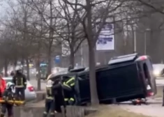 В Елгаве микроавтобус вылетел с дороги и перевернулся: водитель скончался на месте