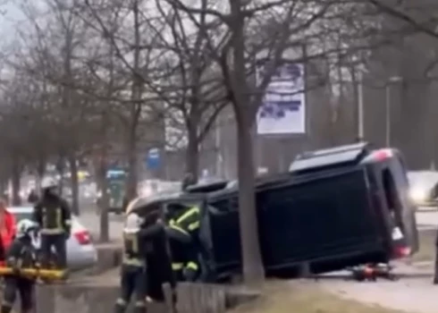 В Елгаве водитель микроавтобуса погиб после тяжелой аварии на улице Ригас.