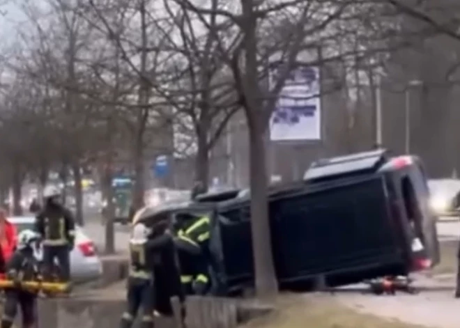 В Елгаве микроавтобус вылетел с дороги и перевернулся: водитель скончался на месте