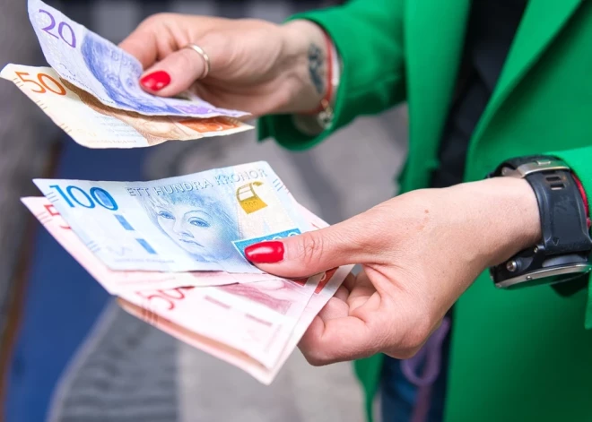 Zviedrija, kas savulaik pielika lielus pūliņus, lai pārietu uz bezskaidras naudas sabiedrību, tagad mudina cilvēkus turēt mājās skaidru naudu. Kāpēc?