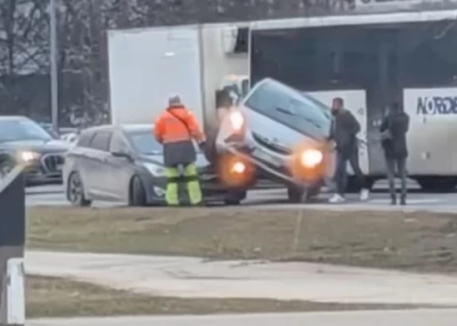 В Риге на фоне затянувшегося ремонта машина "забралась" на капот другой прямо на перекрестке