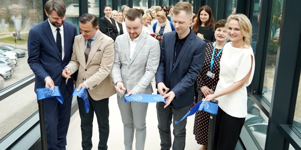 Nacionālā rehabilitācijas centra "Vaivari" valdes loceklis Renārs Putniņš (no kreisās), veselības ministrs Hosams Abu Meri, "Vaivari" Ambulatorās rehabilitācijas klīnikas vadītājs Andrejs Šnipkis, Ortozēšanas un protezēšanas centra vadītājs Ēriks Švēde, valdes priekšsēdētāja Ilze Viņķele un valdes locekle Zoja Osipova piedalās "Vaivari" jaunās ambulatorās rehabilitācijas centra atklāšanas pasākumā Jūrmalā.