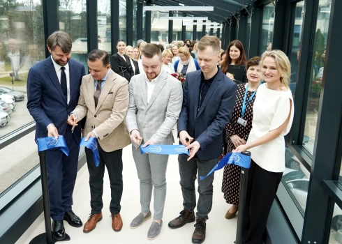 Nacionālā rehabilitācijas centra "Vaivari" valdes loceklis Renārs Putniņš (no kreisās), veselības ministrs Hosams Abu Meri, "Vaivari" Ambulatorās rehabilitācijas klīnikas vadītājs Andrejs Šnipkis, Ortozēšanas un protezēšanas centra vadītājs Ēriks Švēde, valdes priekšsēdētāja Ilze Viņķele un valdes locekle Zoja Osipova piedalās "Vaivari" jaunās ambulatorās rehabilitācijas centra atklāšanas pasākumā Jūrmalā.