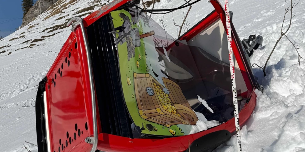 Gondola nokrita no kalna Engelbergas slēpošanas kūrortā Šveices Alpos.