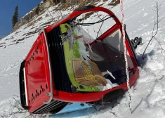 VIDEO: Šveicē avarē un noripo zemē trošu vagoniņa kabīne, bojā iet sieviete