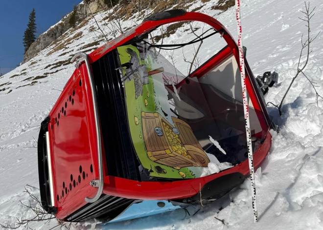 VIDEO: Šveicē avarē un no kalna noripo zemē trošu vagoniņa kabīne, bojā iet sieviete
