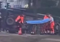 Smags negadījums Jelgavā: mikroautobusa vadītājs gājis bojā notikuma vietā. VIDEO
