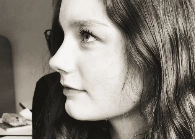 "Dzīvespriecīga un ar plašu sirdi" - Liepājā sēro par 17 gadu vecās skolnieces Evelīnas Pocjus nāvi