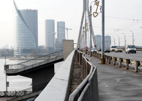 Ремонт Вантового моста за десятки миллионов евро может серьезно изменить движение в Риге.