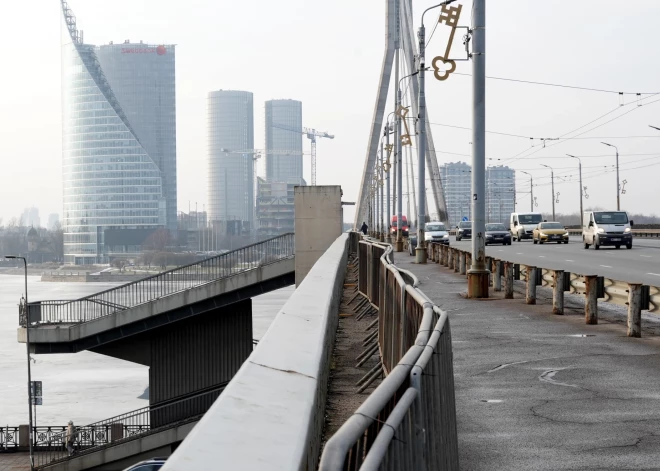 Грядет хаос? В Риге опасаются транспортного коллапса из-за ремонта Вантового моста