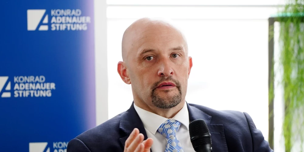 NATO Stratēģiskās komunikācijas izcilības centra direktors Jānis Sārts norāda, ka Putins "priecīgs berzē rokas", skatoties uz Eiropas un ASV kašķēšanos.