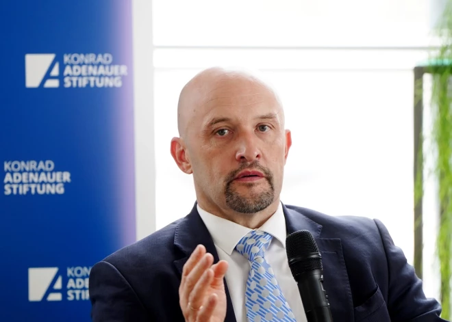 Sārts: Putins "priecīgs berzē rokas", skatoties uz Eiropas un ASV kašķēšanos