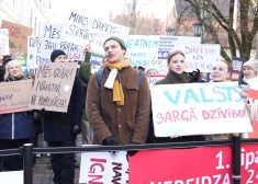 FOTO, VIDEO: "Mēs gribam dzīvot!" Demonstranti pie Saeimas pieprasa valsts kompensāciju diabēta pacientiem 