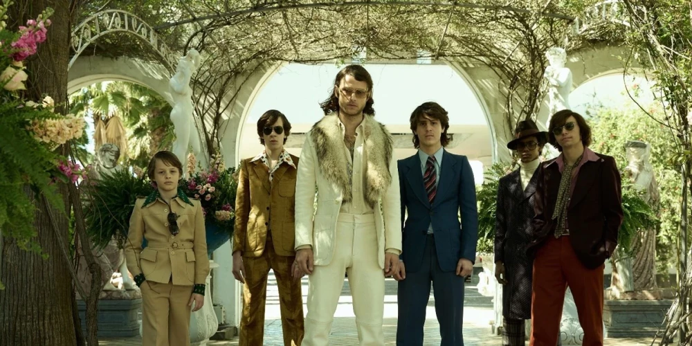 Neapole, 1977. gads. Pilsēta uz pārmaiņu sliekšņa – nabadzīga, skarba, caurausta ar cigarešu kontrabandu un tuvojošos heroīna ēru