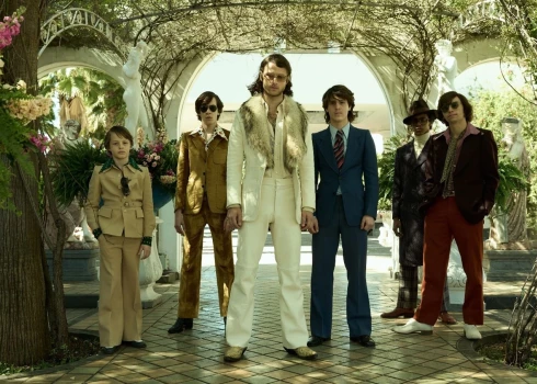 Neapole, 1977. gads. Pilsēta uz pārmaiņu sliekšņa – nabadzīga, skarba, caurausta ar cigarešu kontrabandu un tuvojošos heroīna ēru