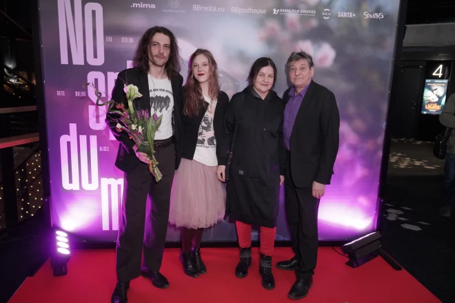 Eduards ar savu mīļoto meiteni Rasu, kas studē kinorežiju, tēti Janusu un viņa dzīvesbiedri – mākslinieci un psiholoģi Ingridu Indāni.