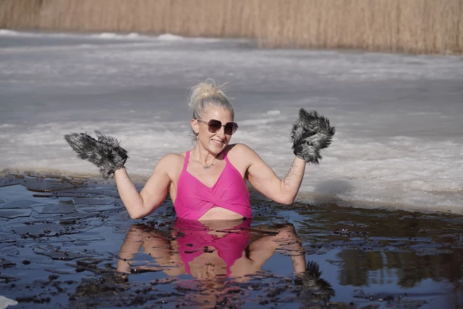 Ivetai Simsonei pozēšana vēsajā ūdenī nesagādā nekādas problēmas.