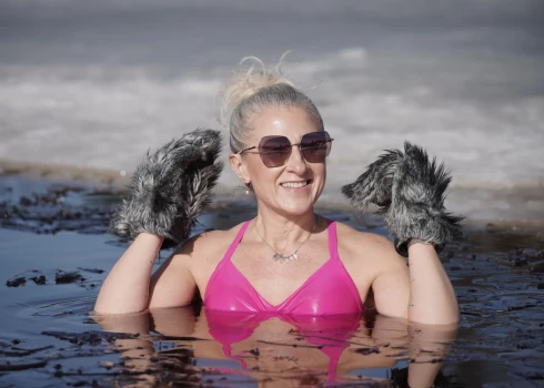 Ivetai Simsonei pozēšana vēsajā ūdenī nesagādā nekādas problēmas.