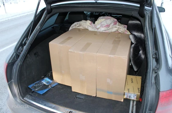 Automašīnā tika atrastas vairākas kartona kastes.