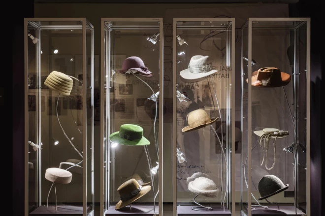 Izstāde “Cepuru karaliene un viņas batikas” ir apzināts solis iekļaut Ārijas Skudras vārdu Latvijas 20. gadsimta otrās puses modes dizaina vēsturē.