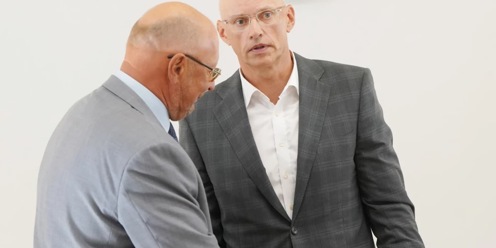 Opozicionāri atgādināja, ka jau iepriekš, Gatim Truksnim zaudējot mēra krēslu, speciāli viņam tika izveidots domes priekšsēdētāja padomnieka amats.