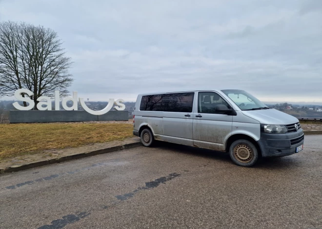 Saldus novada pašvaldība nodod automašīnu Ukrainas atbalstam