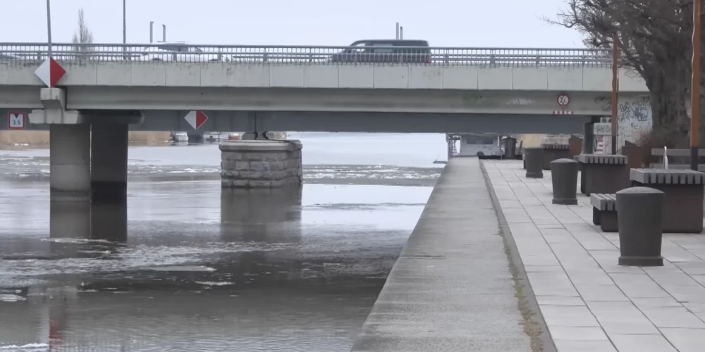 Liepājas Tirdzniecības kanāls un ostas promenāde.