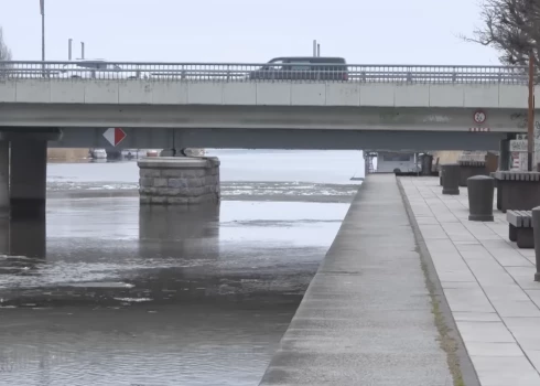 Liepājas Tirdzniecības kanāls un ostas promenāde.
