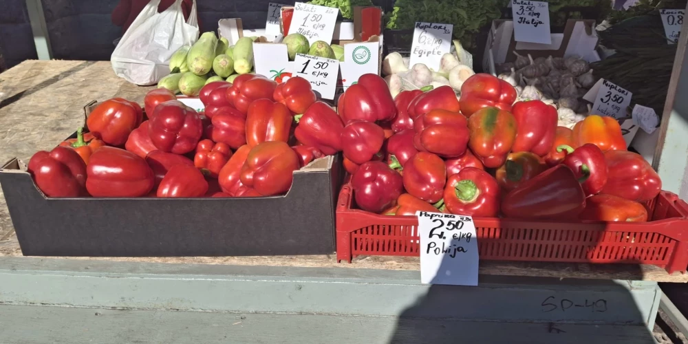 На прилавках много зелени, редиса, огурцов, томатов и сладкого перца, а рядом с ними — клубника, голубика, виноград, авокадо и гранаты.