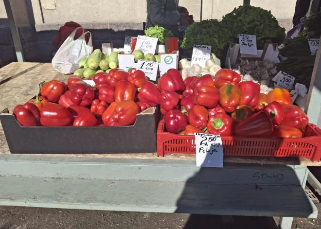 На прилавках много зелени, редиса, огурцов, томатов и сладкого перца, а рядом с ними — клубника, голубика, виноград, авокадо и гранаты.