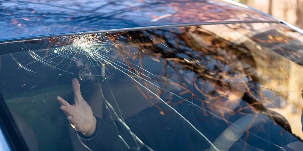 Резкие перепады температур на стыке зимы и весны повреждают дорожное покрытие, поэтому весной увеличивается количество повреждений от камней, гравия и щебня.