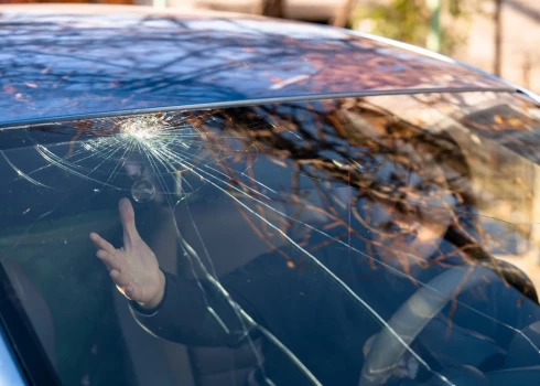 Резкие перепады температур на стыке зимы и весны повреждают дорожное покрытие, поэтому весной увеличивается количество повреждений от камней, гравия и щебня.