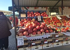 ФОТО: клубника, голубика и березовый сок уже на прилавках. Что сейчас продают на Рижском центральном рынке и по каким ценам