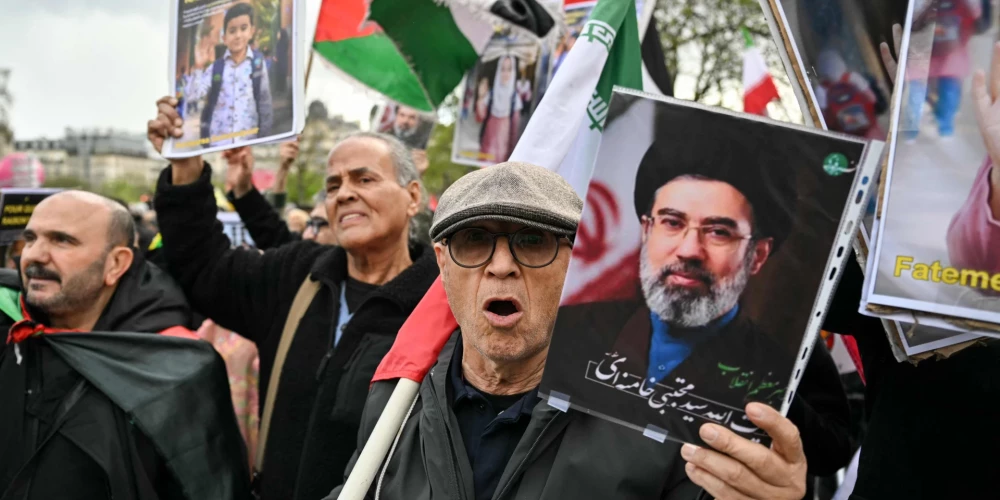 Марш протеста против войны на Ближнем Востоке в Париже.