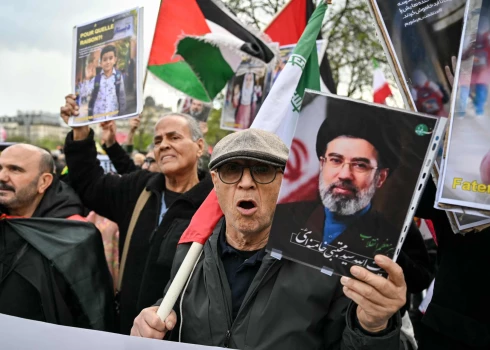 Марш протеста против войны на Ближнем Востоке в Париже.