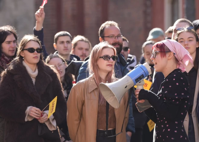 Demonstranti iestājas pret grozījumiem Darba likumā, kas draud samazināt virsstundu un svētku piemaksas un sniegt darba devējiem tiesības vieglāk atlaist no amata arodbiedrības biedrus.