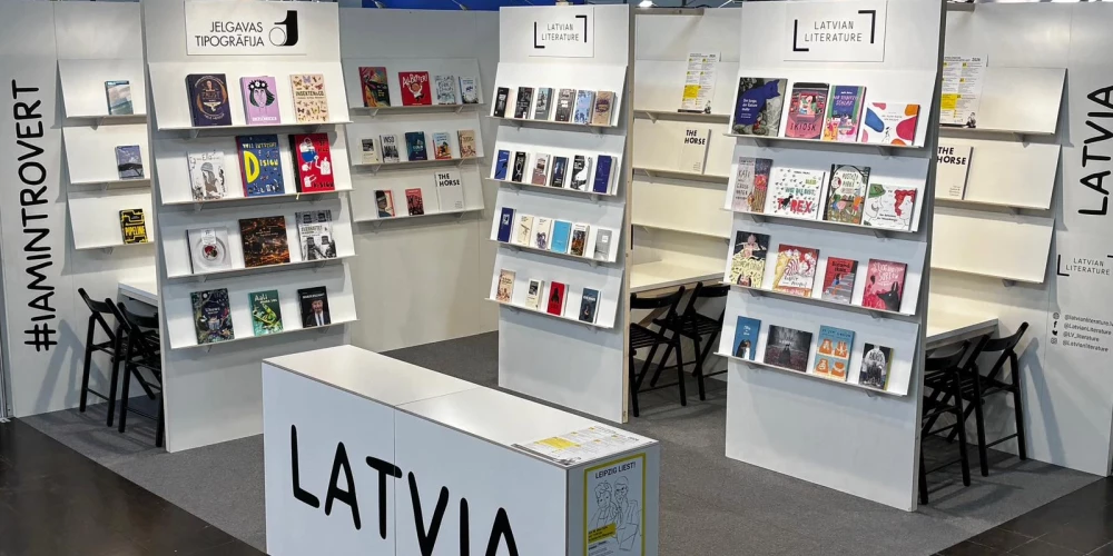 Nacionālais stends Leipcigā ir veidots Latvijas literatūras eksporta kampaņas "iamintrovert" noskaņās ar Reiņa Pētersona ilustrācijam, bet dizainu izstrādājis Jānis Mercs. 