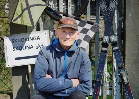 Aleksandrs Briedis savos astoņdesmit astoņos gados ir kustībā – ja gribas un vajag, sēžas arī uz divriteņa.