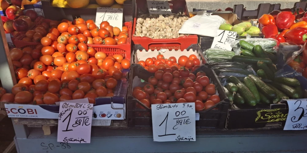 Jauns.lv devās uz Rīgas Centrāltirgu, lai aplūkotu, kādi pavasara vēstneši šobrīd ir pieejami tirgū un cik tie maksā.